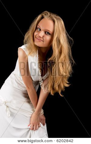 sexy smyslné docela blondýna v bílých šatech, vyjadřující kladnost