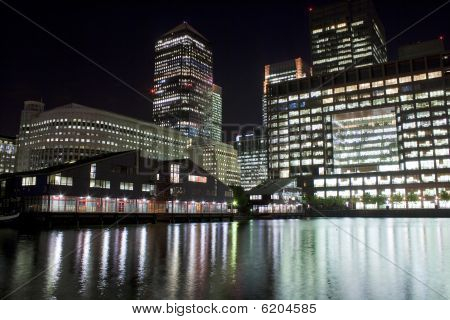 Canary Wharf skyskrabere i London om natten