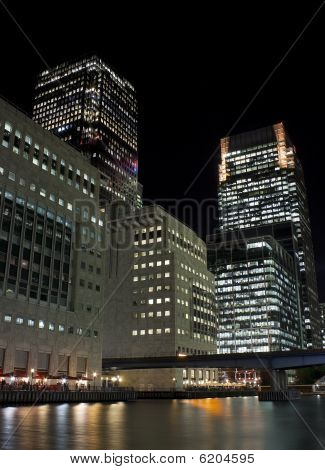 Canary Wharf skyskrabere i London om natten