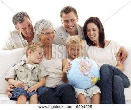 große Familie auf Sofa Blick auf einen terrestrischen globe