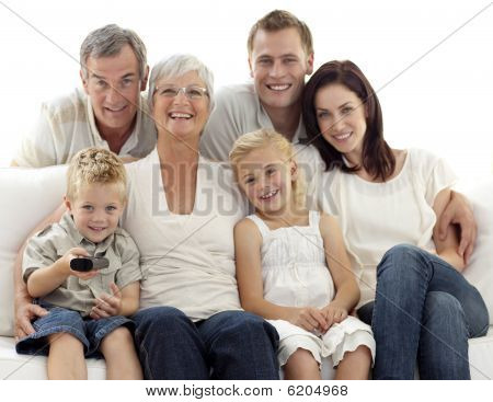 Família feliz assistindo televisão na sala de estar
