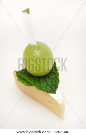 Canape de fromage avec des raisins et menthe isolé On White