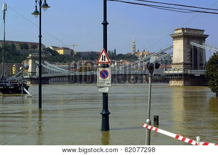 BUDAPEST, HUNGARY, 19 AUGUST 2002 ---- The Danube River today crested at over eight meters above normal in the Hungarian capital Budapest. Thousands of people came to see the once in a century flood.
