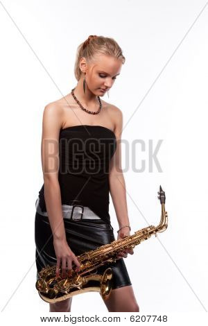 relaxační velmi smyslná blondýnka s saxofon při pohledu dolů