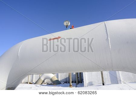 ROYARKA, UKRAINE - JAN: 13: A gauge shows a rise in pressure  hours after Russia agreed to once again ship gas through Ukraine to Europe at a  natural gas pumping station in Boyarka, Ukraine, on Tuesday, January 13, 2009.