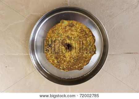 Indian crispy platter made from rice & roasted gram flour mixed with salt and chilly powder