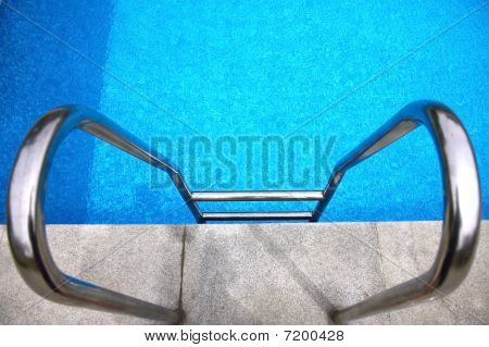 detalje af trappe fra ren blå swimmingpool