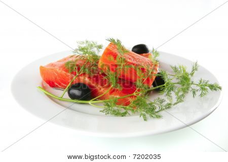 Rose saumon sur une plaque blanche aux Olives