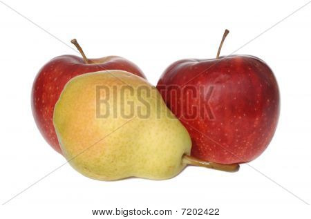 Rode appels en peren geïsoleerd over white