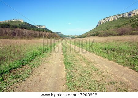 Jarní Krymská horské krajiny s Road v údolí (mangup Ka