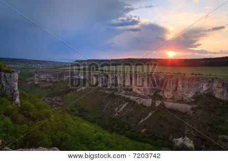 Ympäristöineen auringonlaskunäkymin Bahtšisarai (Ukraina)
