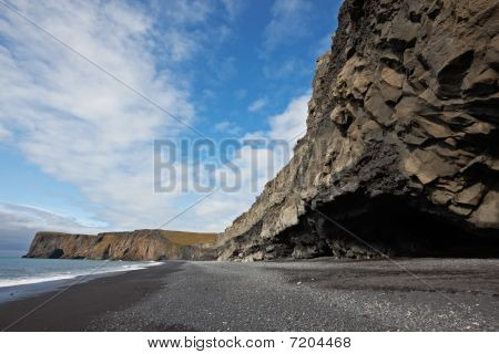 Black Sand Beach s Lundadrangur skalní oblouk v Dyrholaey, jih