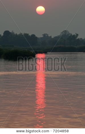 พระอาทิตย์ตกที่แม่น้ำโขงในลาว