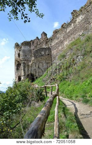 path to the ruins of the castle Sasov