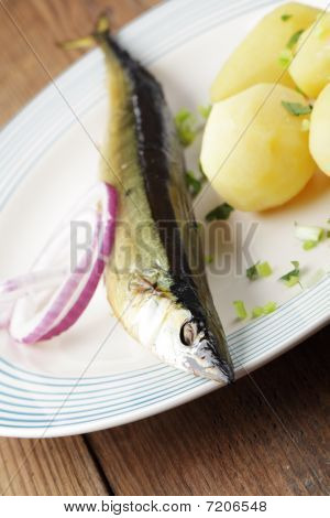 Røget Makrelgedde med kogt kartoffel