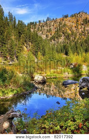 Fall Yellow Blue Green Colors Reflection Wenatchee River Valley Washington