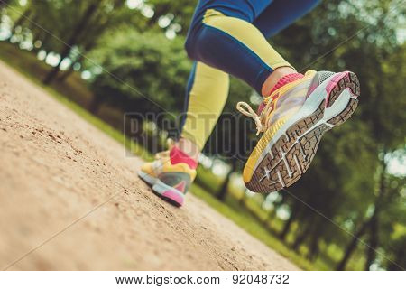 Runner running outdoors wearing sport leggings 