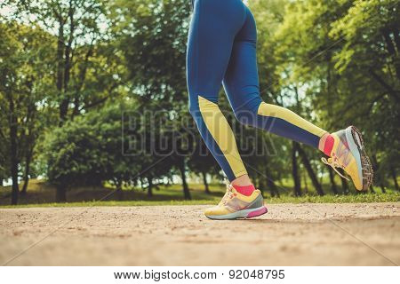 Runner running outdoors wearing sport leggings 