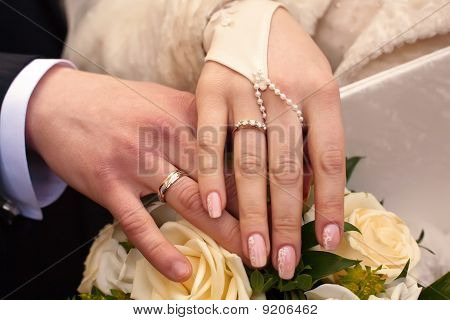 Mano della sposa sulla mano dello sposo