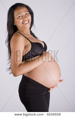 Sonriente y joven hermosa mujer embarazada