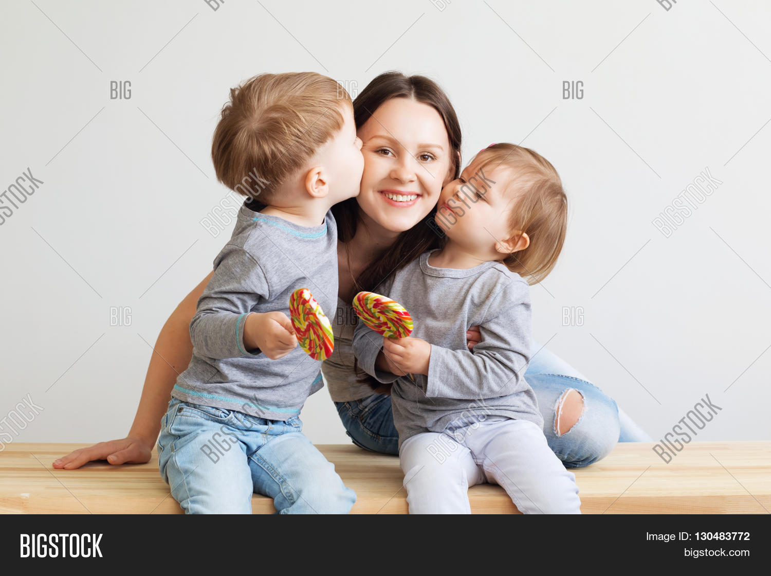 Мама обнимает сына. Фотосессия с сыном. Смеющаяся семья картинка. Children boy and mother. Children boy and mother.