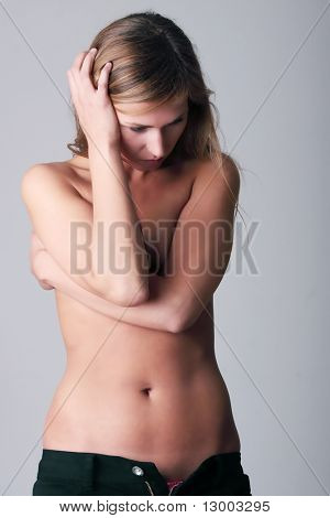 ผู้หญิงสวยงามสีบลอนด์ในพื้นหลังมืด
