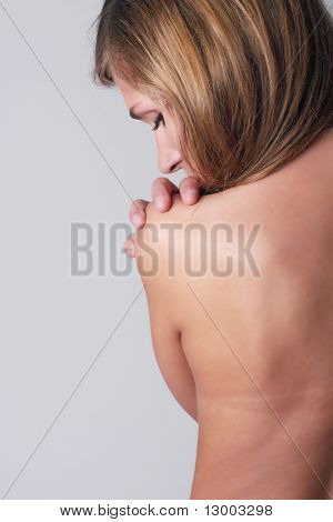 ผู้หญิงสวยงามสีบลอนด์ในพื้นหลังมืด