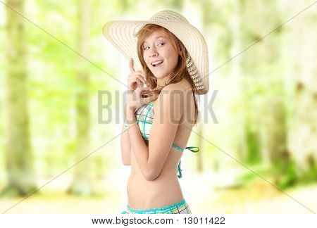 Beautifiul muchacha adolescente de verano en bikini al aire libre