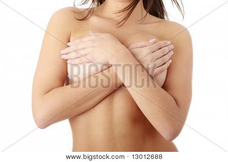 Cerca de una mujer desnuda que cubre su pecho grande con las manos