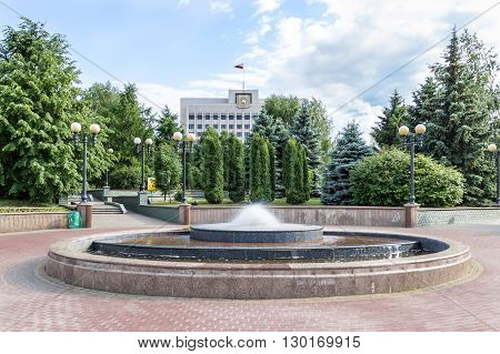 Photo with fountain near public buildings in Kazan