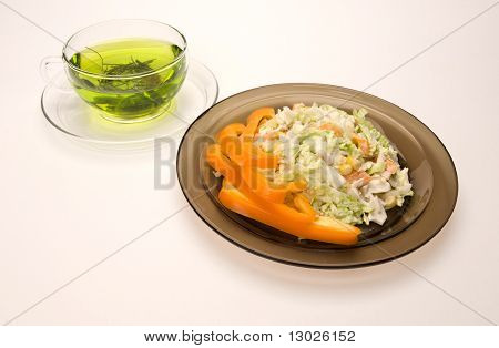 차와 Salat 접시 컵