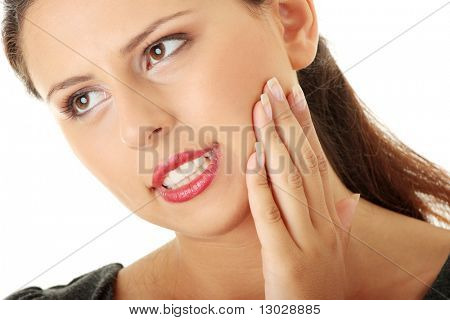Giovane donna nel dolore è avere mal di denti isolated on white