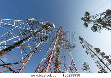 communication antena with an array of dishes