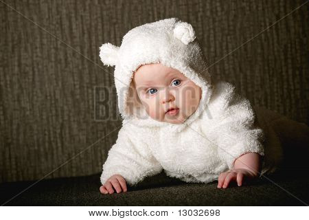 bambina in costume da orso bianco