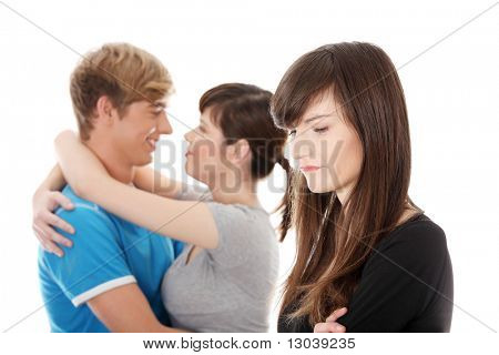 Trist brunette pige jalousi om hendes ven. Isoleret på hvid baggrund.