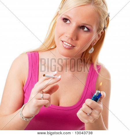 Gyönyörű nő világítás cigaretta.