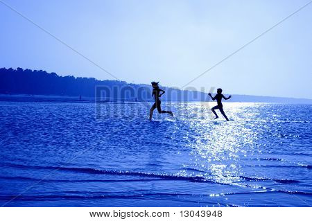 Kontur-Bild von zwei laufenden Mädchen im Wasser