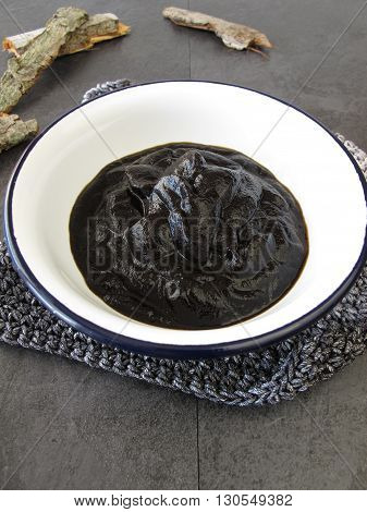 Peat pulp bath in bowl for natural healing