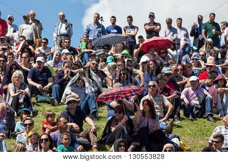 Crowds Watch Reenactment Of The Roupel Fort Battle