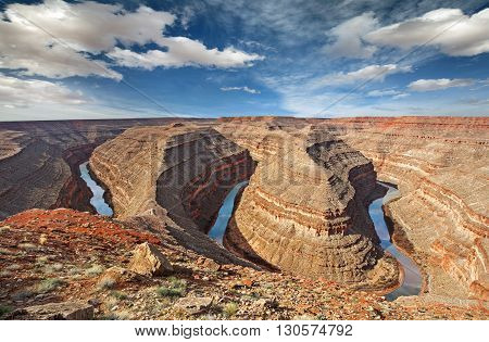 panoramic view of river bends in goosenecks state park