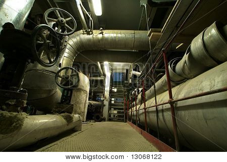 Industriezone, Stahl-Rohrleitungen, Ventile und Leitern