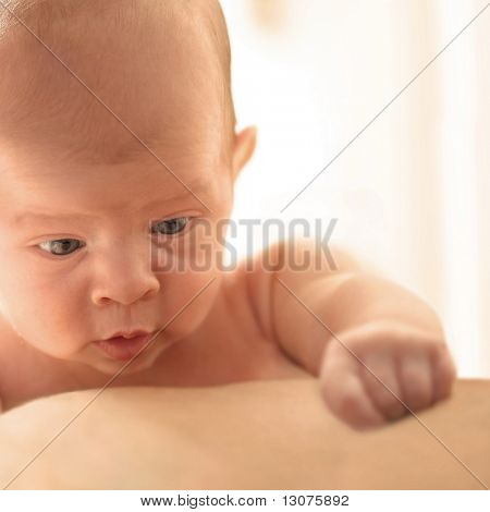Tämä on makea hetki, kun vauva tutkii maailma hänen ympärillään. Kaikki näyttää niin uusi.