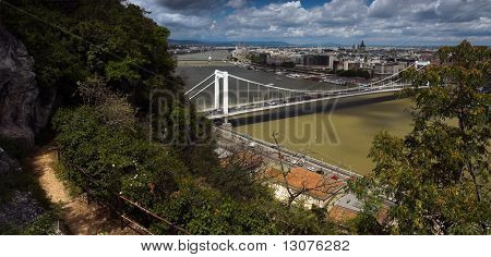 Budapest, capitale de la Hongrie est une des villes plus belles. Il se trouve des deux côtés de la rivière Dan