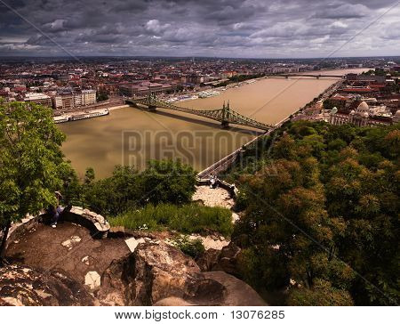 Budapest, Magyarország fővárosa, az egyik legszebb városa. Dan-folyó mindkét partján fekszik