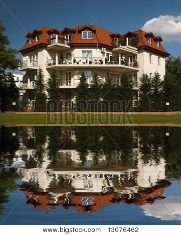 Grande casa in riva al lago.