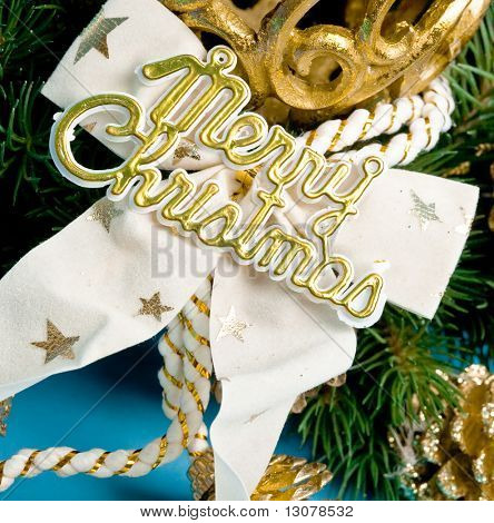 Decoración de Navidad sobre fondo azul.