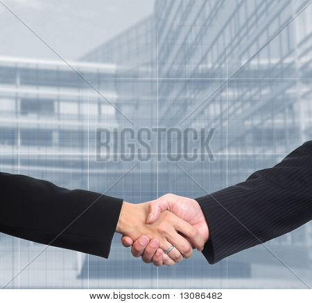 Immagine concettuale: uomo e donna si stringono la mano dopo un affare.