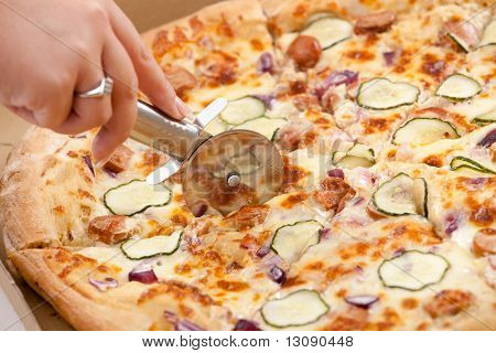 Fette di pizza mano taglio HumanD con taglierina di pizza.