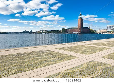 Stockholm-rådhuset og kajen