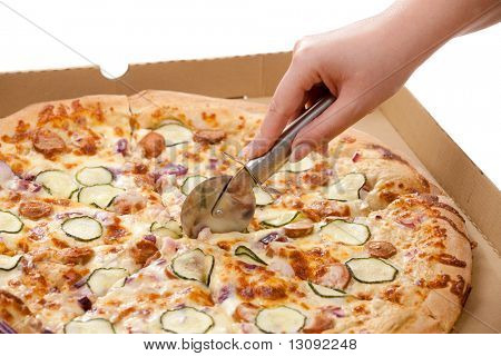 Fette di pizza mano taglio HumanD con taglierina di pizza.